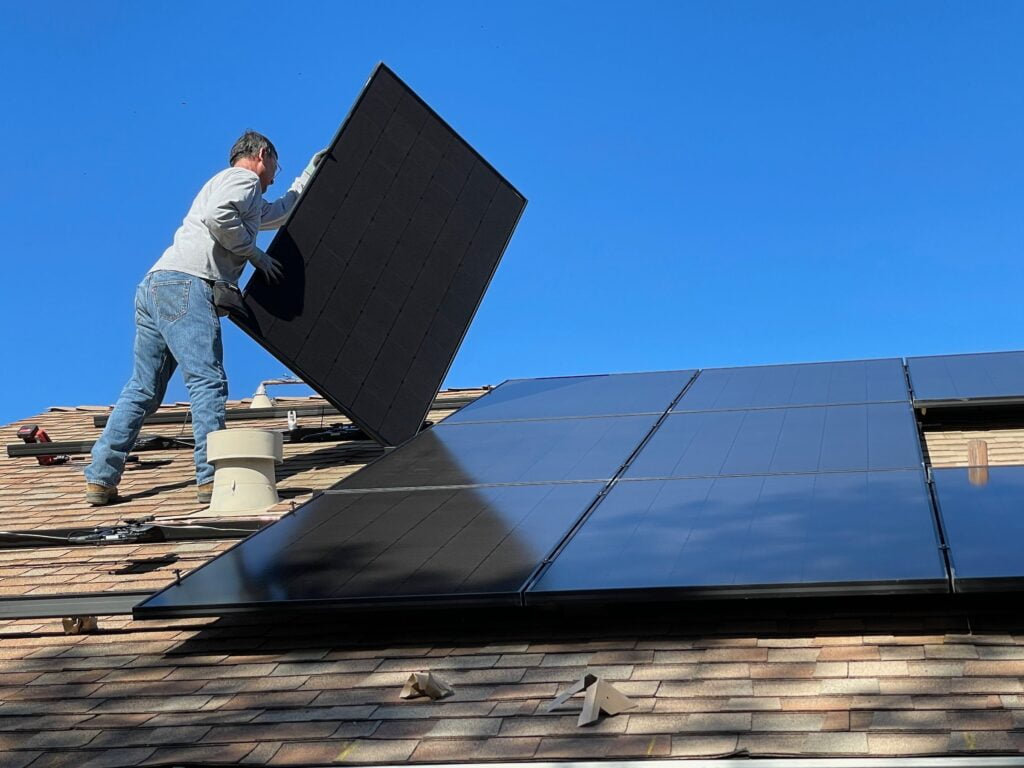 Het installeren van zonnepanelen